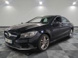 la mercedes cla est garée sur le sol en damier d'un garage