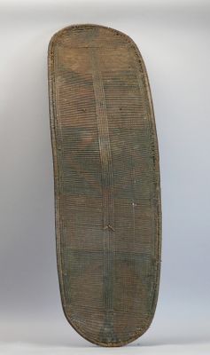 Bouclier ancien en vannerie de rotin rehaussé de traces de p…