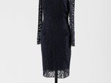 une robe noire sur un mannequin sur fond blanc