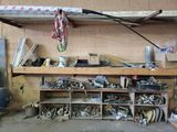 un établi sur lequel se trouvent tout un tas d'outils