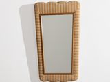 un miroir avec un cadre en bois accroché au mur
