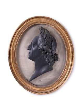 portrait d'un homme de profil dans un cadre doré sur fond blanc