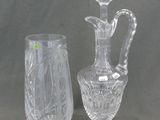 deux vases en verre transparent et un pichet en verre posés sur une table