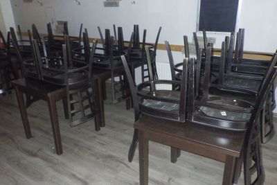 plusieurs chaises placées au milieu d'une pièce