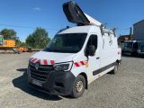 une camionnette blanche garée dans un parking