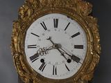 une horloge en or dont le cadran est orné de chiffres romains