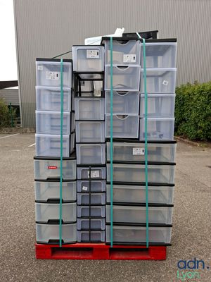 une grande pile de récipients en plastique posée sur une palette