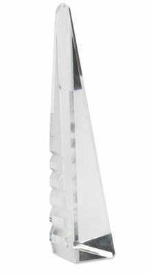 sculpture représentant un voilier en cristal sur fond blanc