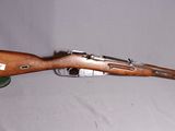 un vieux fusil avec un canon en bois sur fond blanc
