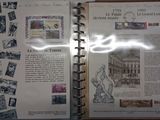 un livre ouvert sur lequel figure l'image d'un bâtiment