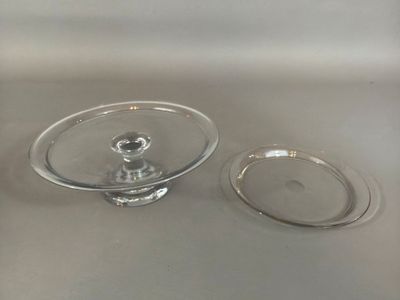 une plaque de verre et un bol en verre posés sur une table