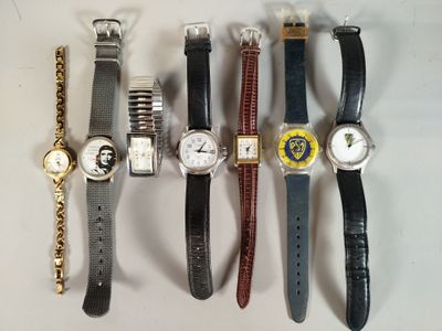 plusieurs montres différentes sont alignées sur une surface blanche