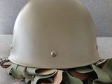 un casque posé sur une table