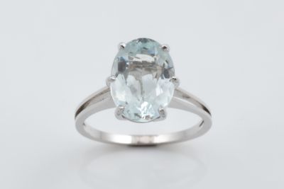 an oval aquamarinee stone set in a white gold ring