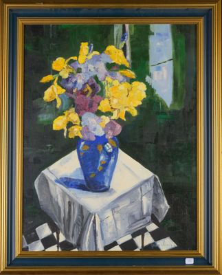 une peinture de fleurs dans un vase bleu sur une table