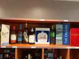 de nombreuses bouteilles d'alcool et des livres sur une étagère