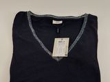 T-shirt noir à col en V avec une bordure bleue sur la poitrine