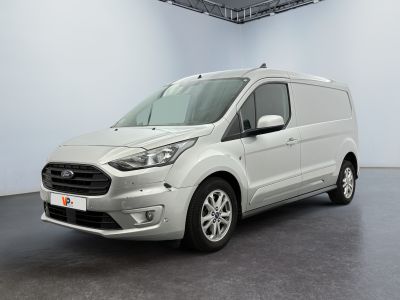 une fourgonnette Ford Transit garée dans une pièce blanche au sol noir