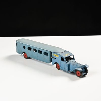 un bus jouet posé sur une table