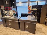 deux poubelles en métal posées au milieu d'une pièce