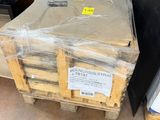 une pile de cartons et de palettes posée sur une palette