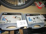 deux boîtes à outils posées sur une table à côté d'un pneu de vélo