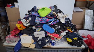 Lot de 120 paires de chaussures,tongs et sabots enfant , dif…