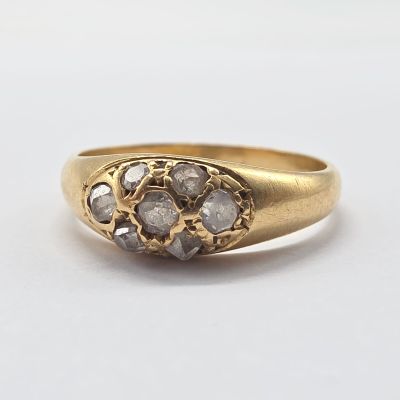 gros plan d'une bague en or ornée de trois diamants