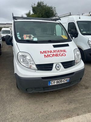 plusieurs camionnettes blanches garées les unes à côté des autres sur un parking