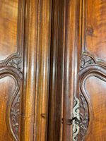 Armoire lyonnaise en noyer mouluré de réserves et sculpté de… (photo 5)