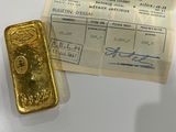 une image représentant un morceau d'or posé sur une table