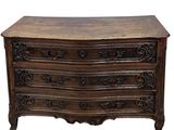 une image d'une commode en bois avec des sculptures ornementales