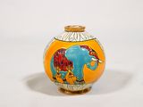 un vase sur lequel est peint un éléphant sur un fond blanc