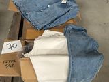 une pile de jeans sur une palette dans un entrepôt