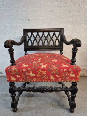 une vieille chaise recouverte de tissu rouge
