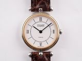une image d'un gros plan d'une montre-bracelet avec des chiffres romains
