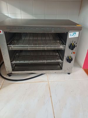 une photo d'un four grille-pain posé sur un plan de travail de cuisine