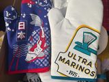 une boîte en carton remplie de t-shirts de toutes sortes