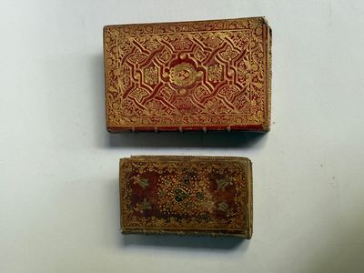 deux boîtes posées l'une à côté de l'autre sur une table