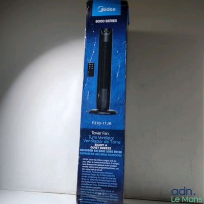 une boîte contenant un appareil électronique noir