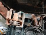 la photo d'une machine qui se trouve dans un garage