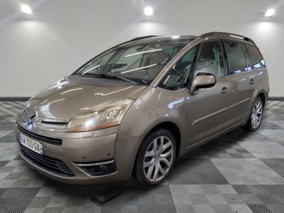 la photo d'une voiture garée dans un garage