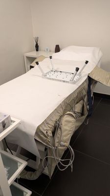 un lit recouvert d'un drap dans une chambre