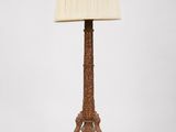 une grande lampe de table en bois surmontée d'un abat-jour beige