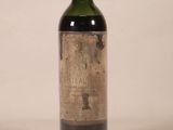 une bouteille de vin posée sur une table
