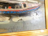 un tableau représentant un bateau, exposé dans un cadre doré