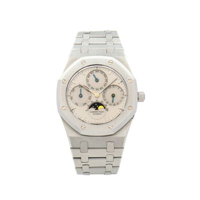 une image représentant une montre avec une lune sur le cadran