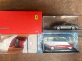 une boîte rouge contenant une voiture rouge