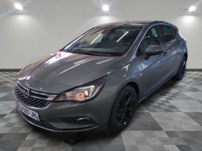 L'Opel grise est garée sur un sol en carrelage à damier.