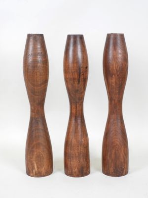 Suite de trois pieds de lampe "quille" en bois tourné et tei…